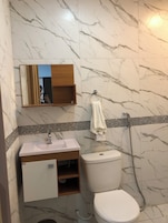 Quarto casal conforto | Banheiro | Toalhas de banho, sabonete, shampoo, papel higiênico