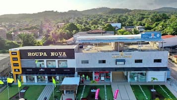 Vista frontal de la propiedad