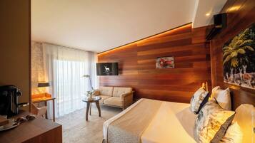 Minibar, caja de seguridad en la habitación y decoración personalizada