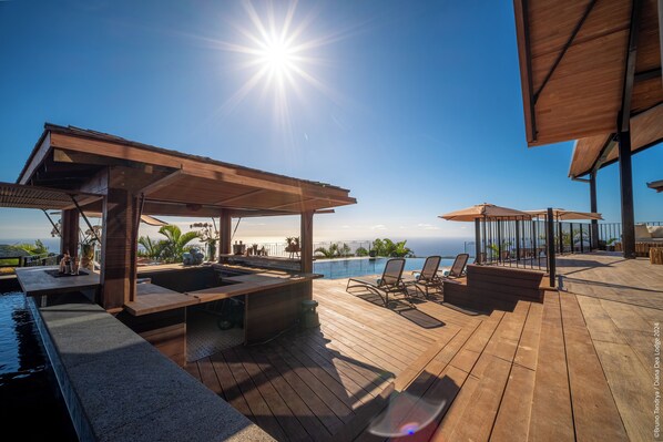 Bar junto a la alberca