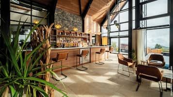 2 bars/lounges