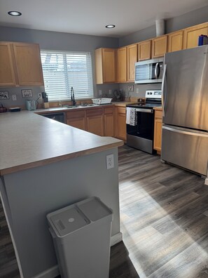 Fridge, microwave, oven, stovetop - The Eburg Haven (Ellensburg)