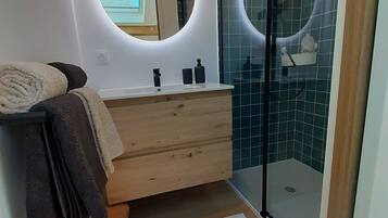 SĂšche-cheveux, serviettes fournies, savon, papier toilette