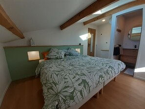 1 habitación, tabla de planchar con plancha, wifi y ropa de cama 