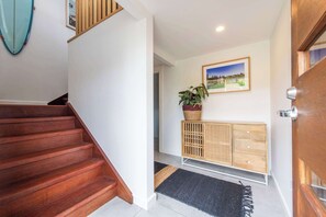 Interior - Sunset Retreat - Oceanstays (Yamba)