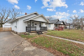 Exterior - Charming, cozy 3 bed bungalow (Kokomo)