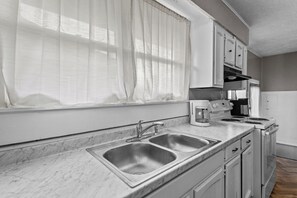 Private kitchen - Charming, cozy 3 bed bungalow (Kokomo)