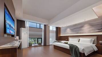 Dobbeltrom – superior, 1 kingsize-seng, ikke-røyk | Skrivebord, skrivebord for bærbar PC, blendingsgardiner og lydisolert