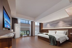 Superior Double Room, 1 King Bed, Non Smoking | Desk, laptop workspace, blackout drapes, soundproofing - CLOUD Pillow Creek Private Homestay (Zhangjiajie)