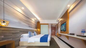 Superior Double Room, 1 King Bed, Non Smoking | Desk, laptop workspace, blackout drapes, soundproofing