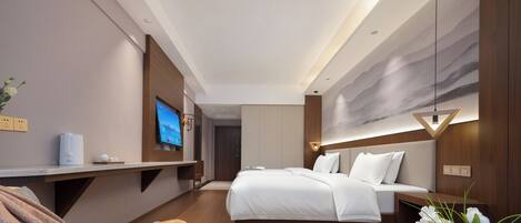 Quarto de hotel moderno com cama, mesa de cabeceira, televisão e área de refeições com mesa posta para dois.