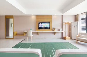 Escritorio, espacio para trabajar con laptop y cortinas blackout 