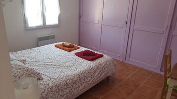 4 bedrooms, iron/ironing board, WiFi, bed sheets