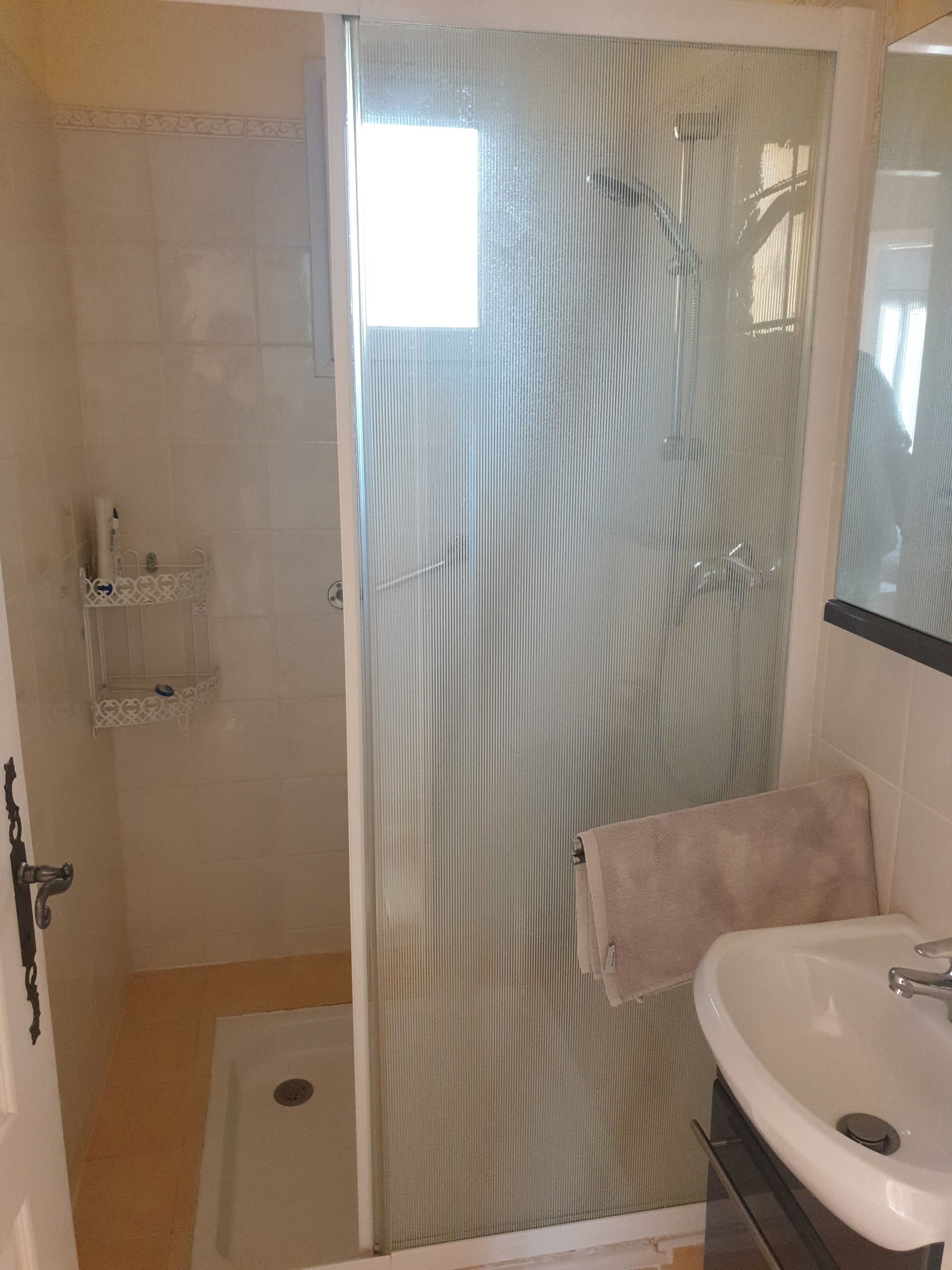 Douche, sèche-cheveux, serviettes fournies, savon