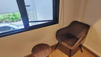 Escritorio, wifi gratis y ropa de cama