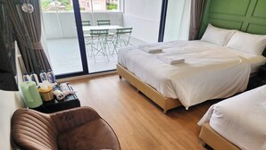 Een hotelkamer met een bed, een stoel, een tafel met stoelen en uitzicht op het omliggende landschap.