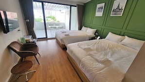 Een hotelkamer met twee bedden, een bureau, een stoel en een televisie.