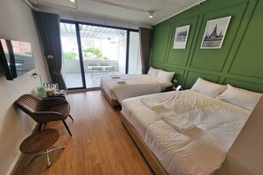 Family Room with Balcony | Desk, free WiFi, bed sheets - Shade House Bangkok Oldtown (Bangkok)