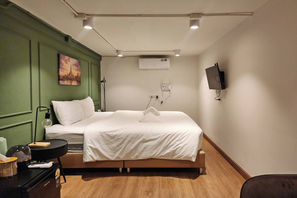 Standaard tweepersoonskamer | Een bureau, gratis wifi, beddengoed