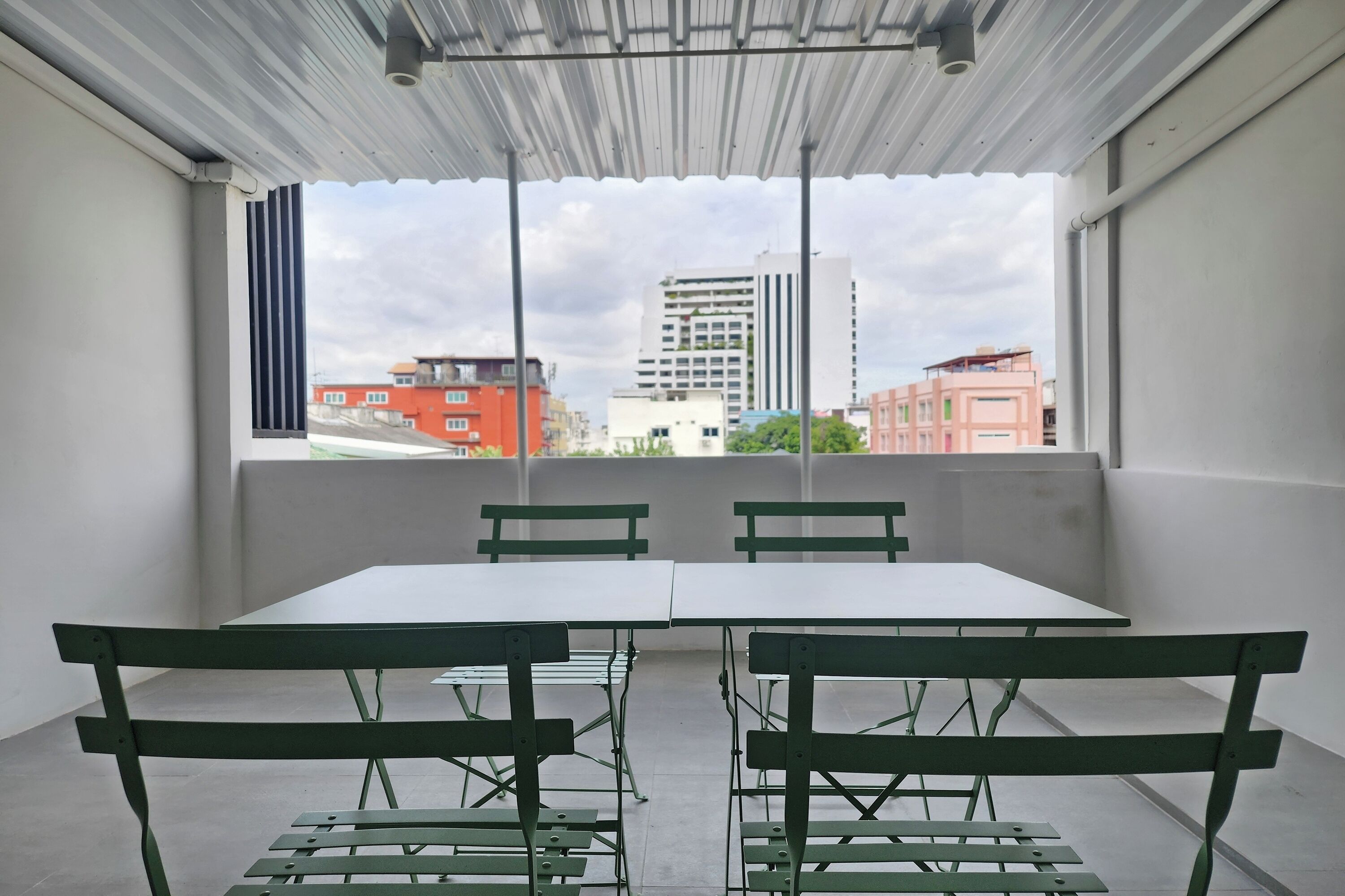 Escritorio, wifi gratis y ropa de cama 