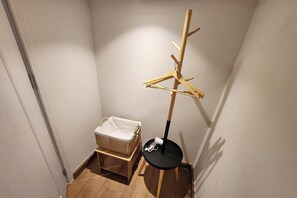 Standard Double Room | Desk, free WiFi, bed sheets - Shade House Bangkok Oldtown (Bangkok)