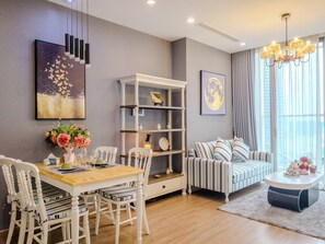 Departamento estándar, balcón, vista al lago | Muebles diferentes, cortinas blackout y insonorización 