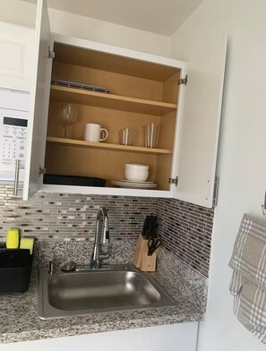 Fridge, microwave, coffee/tea maker, cookware/dishes/utensils - Cozy 1-bedroom w/ WiFi, TV, Netflix, small kitchen, AC in exciting Las Vegas (Las Vegas)