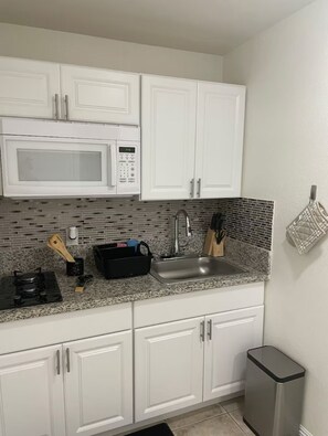 Kjøleskap, mikrobølgeovn, kaffetrakter/tekoker og kjøkkenutstyr