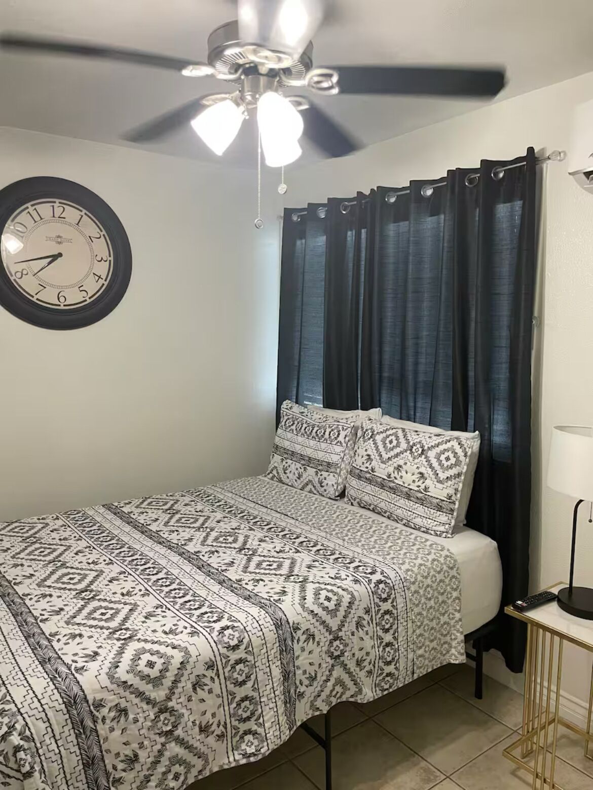 1 slaapkamer, een strijkplank/strijkijzer, wifi, beddengoed