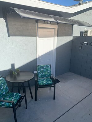 Outdoor dining - Cozy 1-bedroom w/ WiFi, TV, Netflix, small kitchen, AC in exciting Las Vegas (Las Vegas)