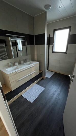 淋浴设施、吹风机、肥皂、卫生纸