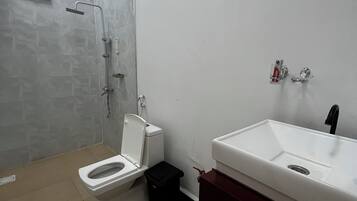 Comfort Double Room, Courtyard View | Bathroom | Towels, soap, shampoo, toilet paper