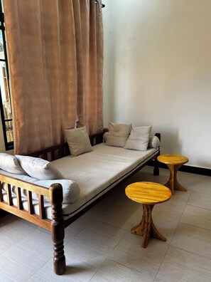 Habitación Deluxe doble, vistas al patio | Ropa de cama de alta calidad y escritorio