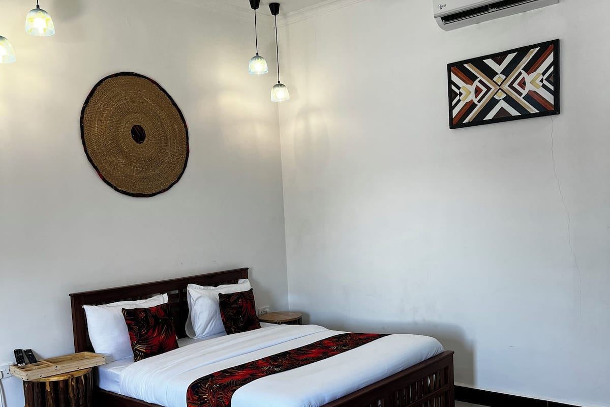 Quarto casal conforto, vista para o pátio | Roupas de cama premium, escrivaninha, espaço de trabalho para notebook