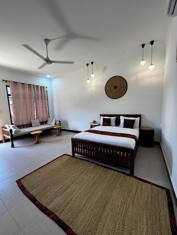 Habitación Deluxe doble, vistas al patio | Ropa de cama de alta calidad y escritorio