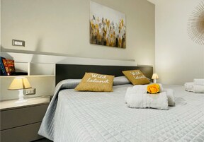 Suite, no fumadores, patio | Sábanas de algodón egipcio y ropa de cama de alta calidad