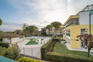 Property grounds - Modern seafront apartment with shared pool (Bibione)