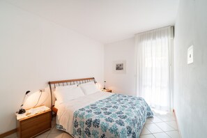 2 bedrooms, bed sheets - Spacious flat with garden near beach (Bibione)