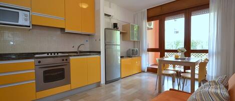 Geladeira, micro-ondas, cooktop, cafeteira/chaleira