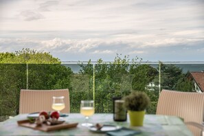 Outdoor dining - Flat with spacious terrace in Lignano (Lignano Sabbiadoro)