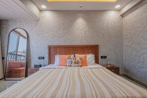 House - Modern 1BR With Pool 5min Drive to Candolim Beach (Candolim)