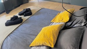 A bedroom with a bed, a floor lamp, and a hanging light bulb. - Cosy house, parking, wifi near Luxembourg/metz/Amneville (Hayange)