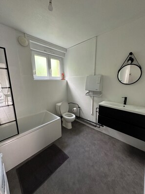 Secadora de cabello, toallas, jabón, papel de baño 