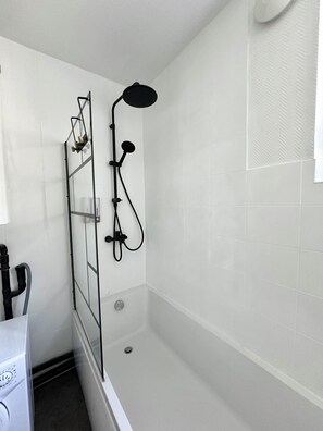 Haartrockner, Handtücher, Seife, Toilettenpapier