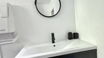 SĂšche-cheveux, serviettes fournies, savon, papier toilette