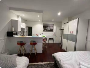Iron/ironing board, free WiFi, bed sheets - Whole flat 4 persons 1 room 30 m2 (Paris)