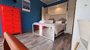 1 Schlafzimmer, Schreibtisch, Reisekinderbett, Bettwäsche