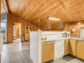 Kylskåp, mikrovågsugn, ugn och diskmaskin