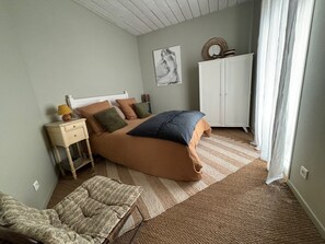 2 bedrooms, desk, travel cot, WiFi