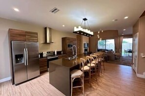 Fridge, microwave, oven, stovetop - Luxury Townhome with private Spa! 7 min from Disney and 20 min from Universal! (Kissimmee)